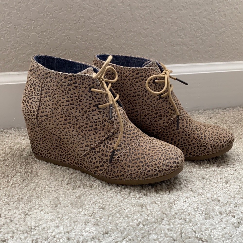TOMS leopard print Wedge Bootie like-new size 9